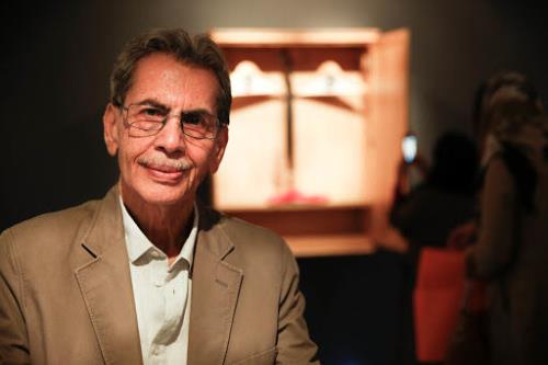 درباره كامبیز درم بخش