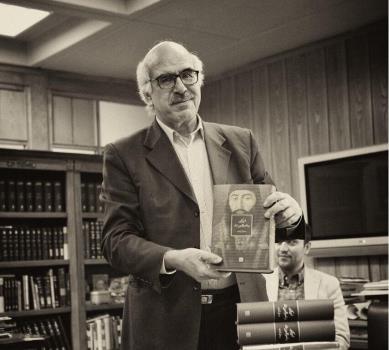 استاد علی آل داوود از فراز و نشیب های تصحیح متون كهن می گوید